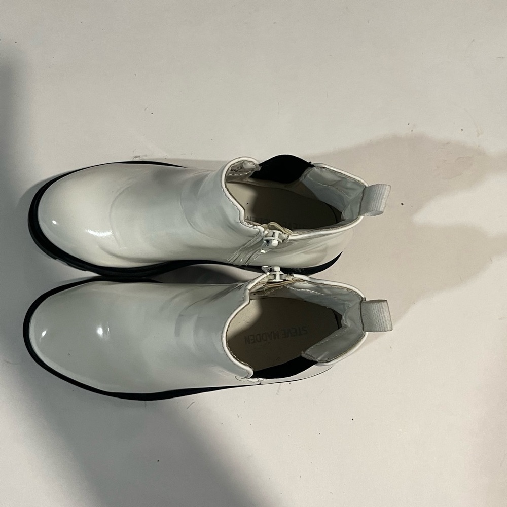Steve Madden White and Black Sandals - Picture 4 of 11